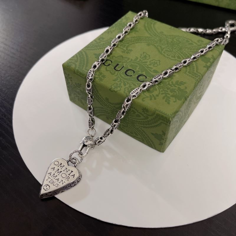 G*u*i necklaces